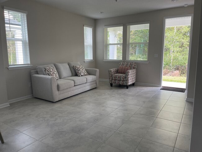 Building Photo - 166 Modesto Dr