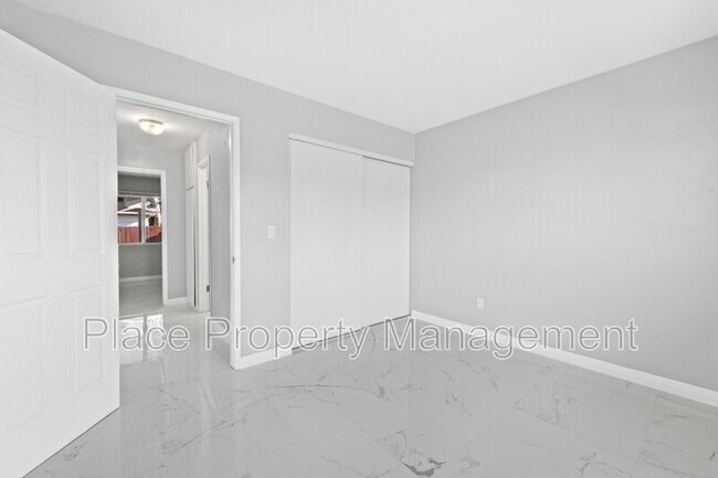 Building Photo - 145 Glenhaven Way