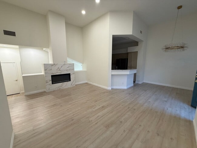 Building Photo - Fully Remodeled 2bed/2bath Townhouse.