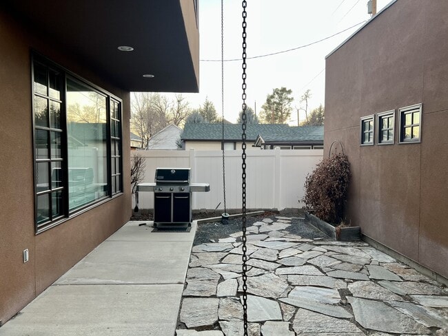 Building Photo - 753 Oak St