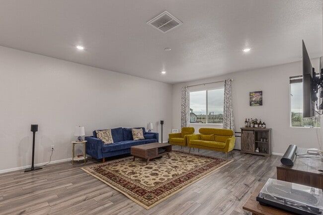 Building Photo - Immaculate, Well-Maintained 3 bed/3.5 Bath...