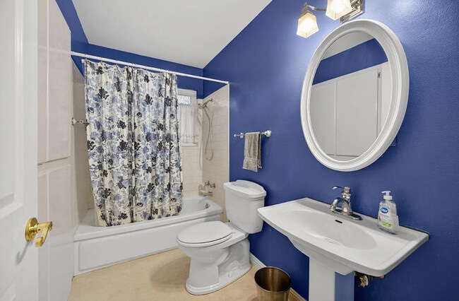 Building Photo - FOR RENT