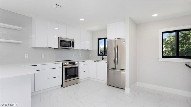 Building Photo - 9002 Somerset Ln