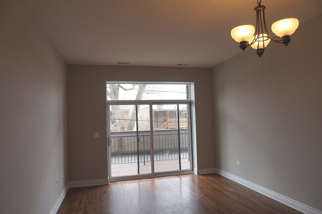 Building Photo - 2409 W Catalpa Ave