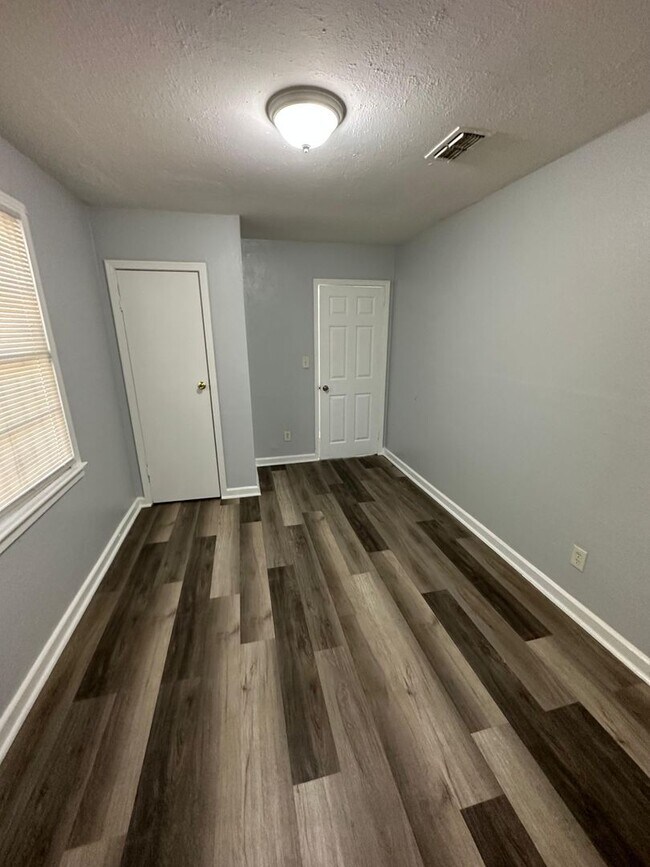 Building Photo - Fully Renovated 3/1 Single Family Ready for Move In!