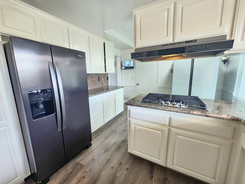 Building Photo - 11665 Babbitt Ave