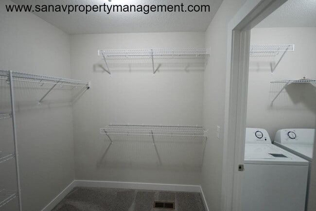 Building Photo - Family-Friendly Ranch Home with 3 Car Gara...