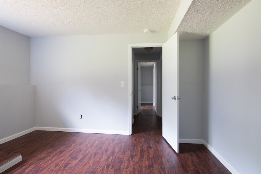 Primary Photo - 11 Carriage Lane