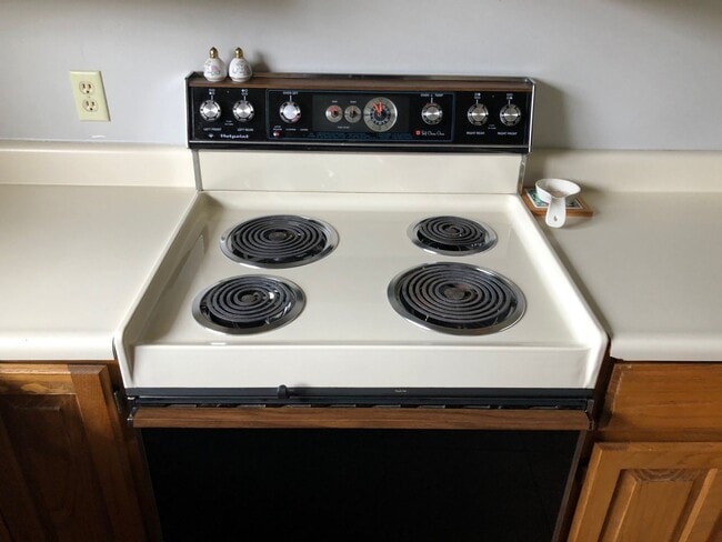 Building Photo - Cozy Condo in Village Park