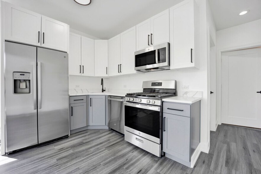 Building Photo - 4350 W Lawrence Ave