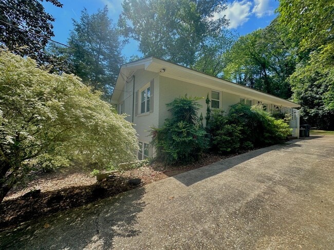 Building Photo - AVAILABLE NOW- SUBLEASE Short distance to Downtown Auburn--One of Kind Home on Sherwood Dr in Auburn