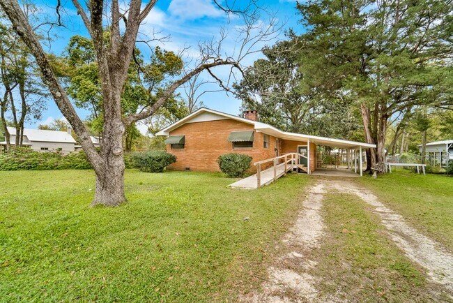 Building Photo - SOON AVAILABLE IN DOWNTOWN FAIRHOPE!