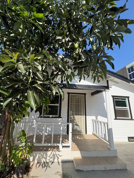Building Photo - 1621 1/2 S Berendo St