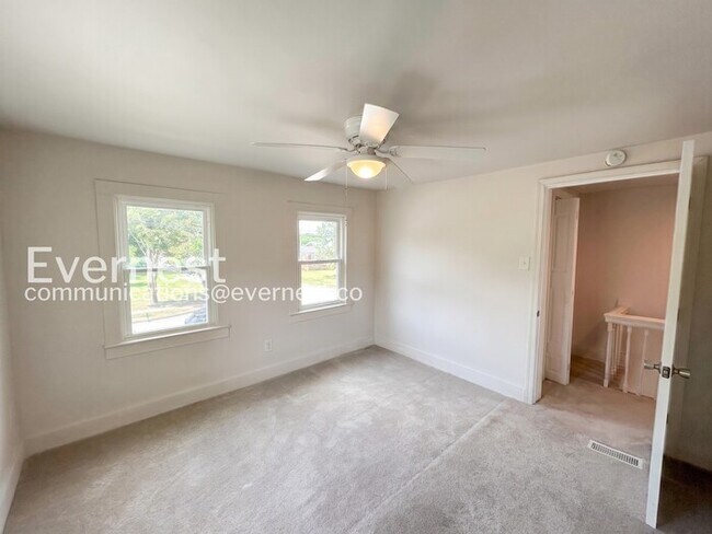Building Photo - 3 Bed/1 Bath Home with Fenced Yard / Pet-Friendly / Available Soon!