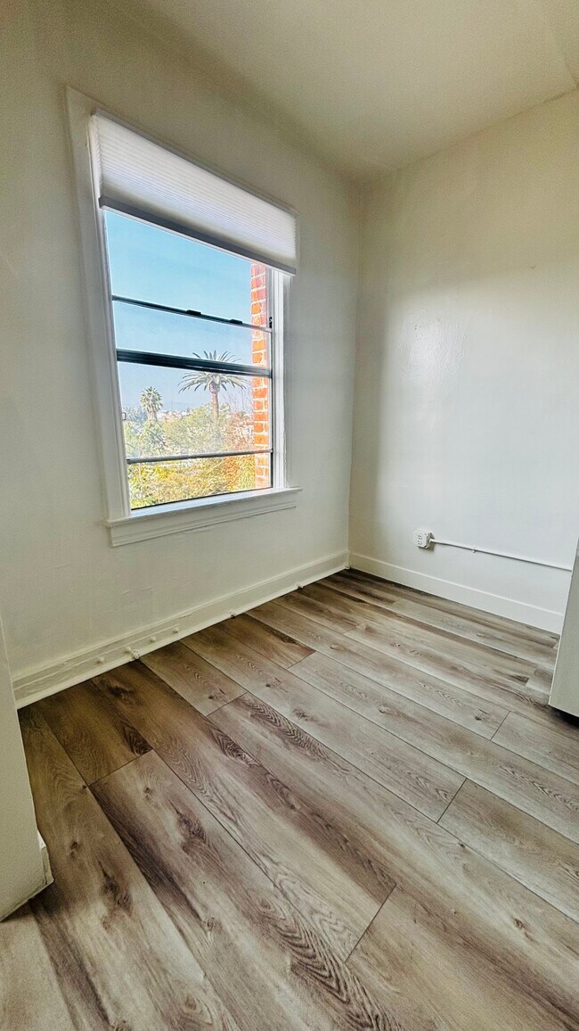 Building Photo - 4015 Melrose Ave