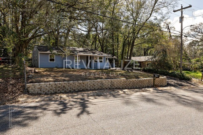 Building Photo - 3 BR 2 BA Home with Fenced Yard & Carport