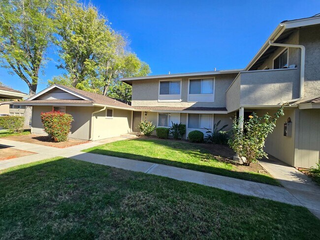 Building Photo - Spacious townhome in a well-maintained El Cajon complex
