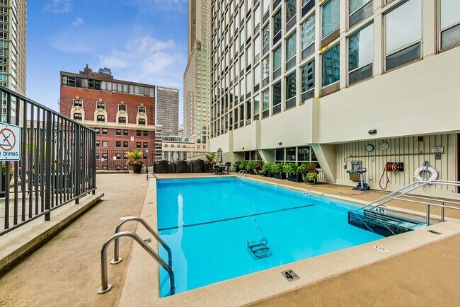 Building Photo - 111 E Chestnut St