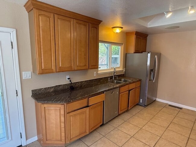 Building Photo - Spacious 3-bedroom home in Quiet El Sobran...