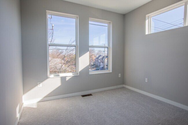 Building Photo - Gorgeous 4 BR/3.5 BA EOG Townhome in Silve...