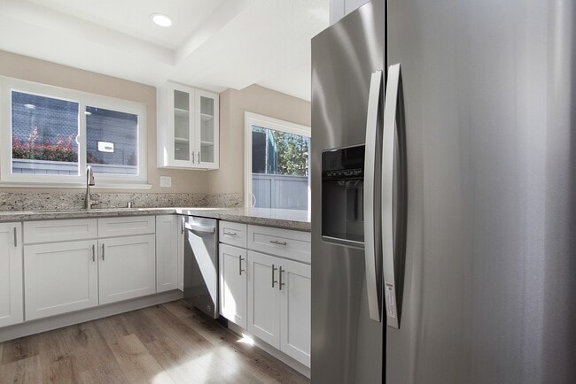 Building Photo - Renovated Townhome | Amazing South Coast Metro Costa Mesa Location