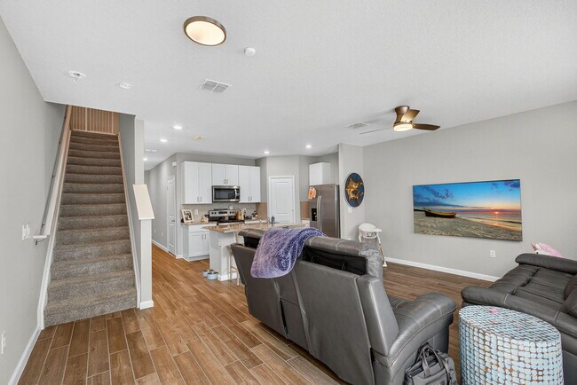 Building Photo - 392 SE Sea Hunt Wy