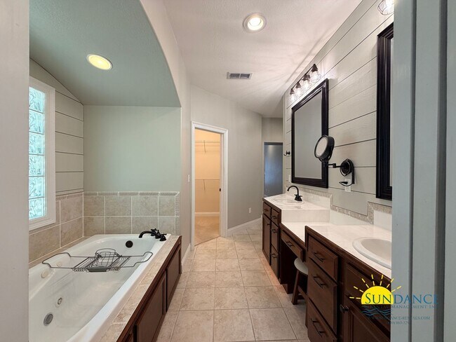 Building Photo - 213 Golf Course Dr