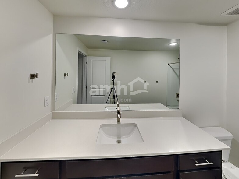 Building Photo - 11047 S Blue Byu Dr