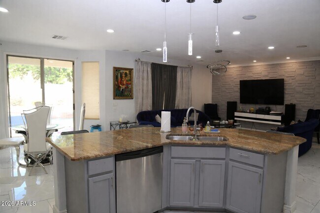 Building Photo - 6008 W Questa Dr