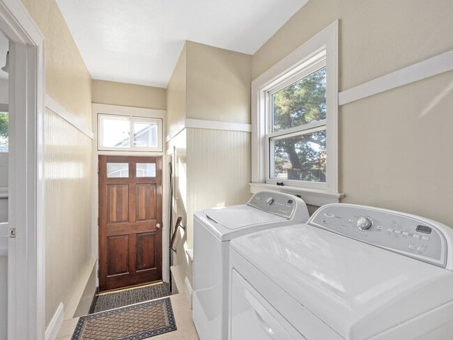 Building Photo - Beautiful Home in Quaint Neighborhood