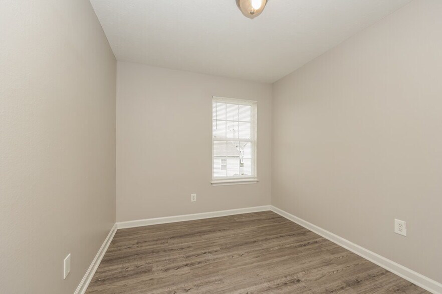 Building Photo - 8023 Logan Dr