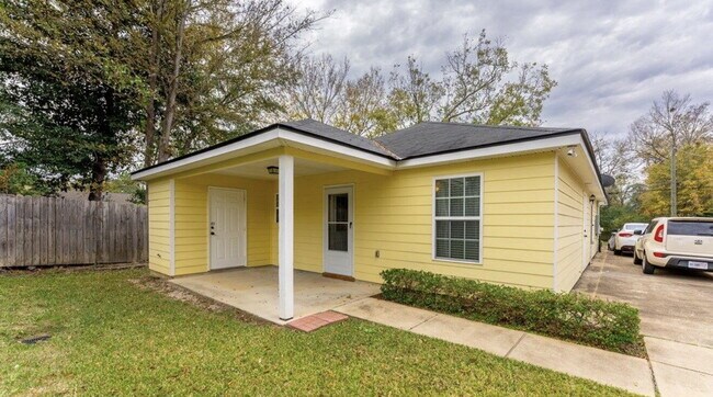 Building Photo - 3BR/2BA — Fenced Yard, Gated Parking, Lawn & Pest Included | Available 7/27