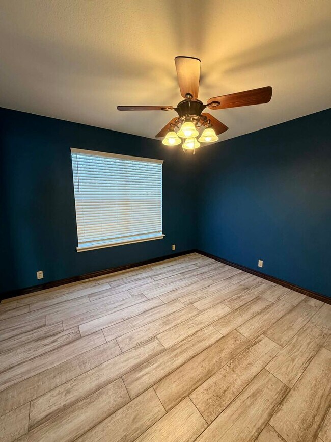 Building Photo - Beautiful Executive 3bd/2bath home in Joplin with fenced in yard / 2 car garage  and sunroom!!