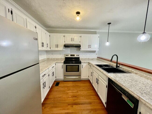 Building Photo - 3-Bed, 3-Bath Townhouse In Lands End
