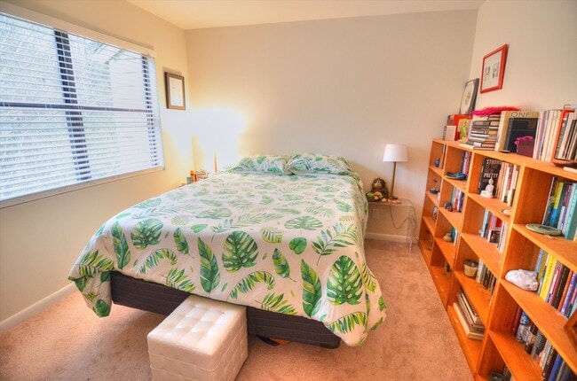 Building Photo - Rare End-Unit Townhome in Carrboro with Beautiful Updates! Available Early July!