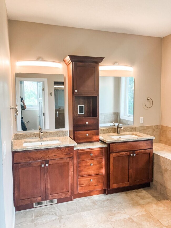 Building Photo - 220 Meadow Woods Dr