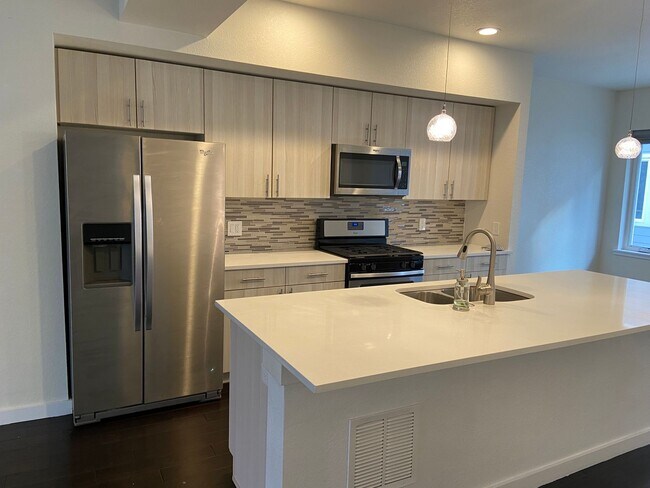 Building Photo - Modern 2 bedroom Townhome with huge Rooftop deck!!!