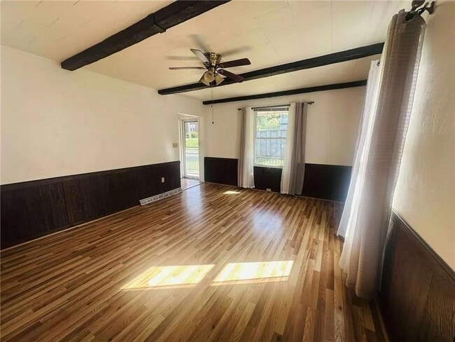 Building Photo - 136 Whitestown Rd