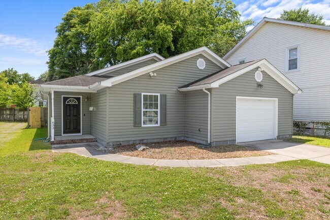 Primary Photo - Stylish 3BR/2BA Single-Level Living in Nor...