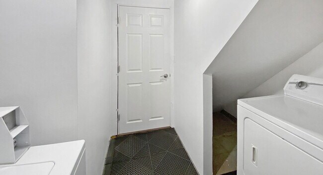 Building Photo - 3338 Library Ln