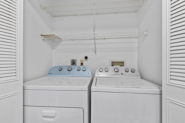 Building Photo - 814 Hill Dr