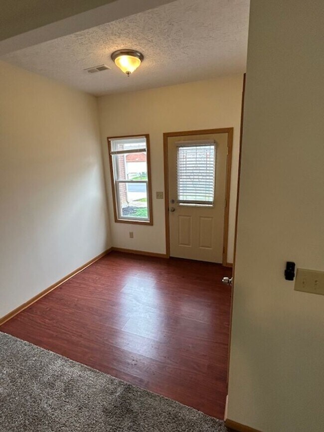 Building Photo - 1 Bedroom Apartment with Garage!