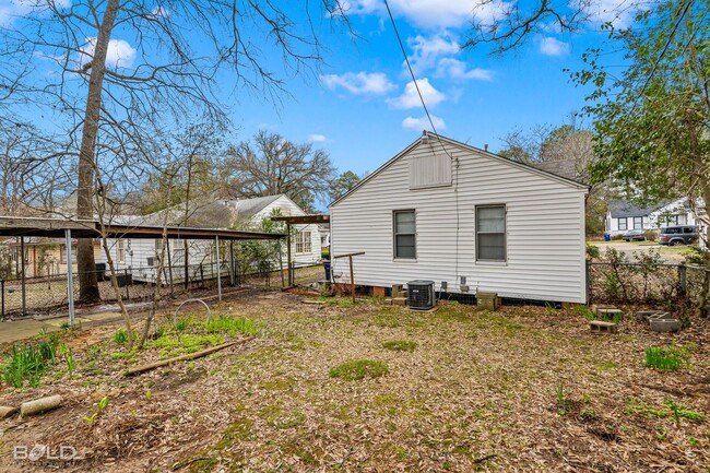 Building Photo - Cute 3 Bedroom 1