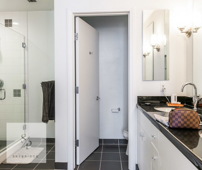 Building Photo - "Luxurious 2-Bedroom Furnished Condo with Scenic Views & Pool at 1100 Wilshire!"