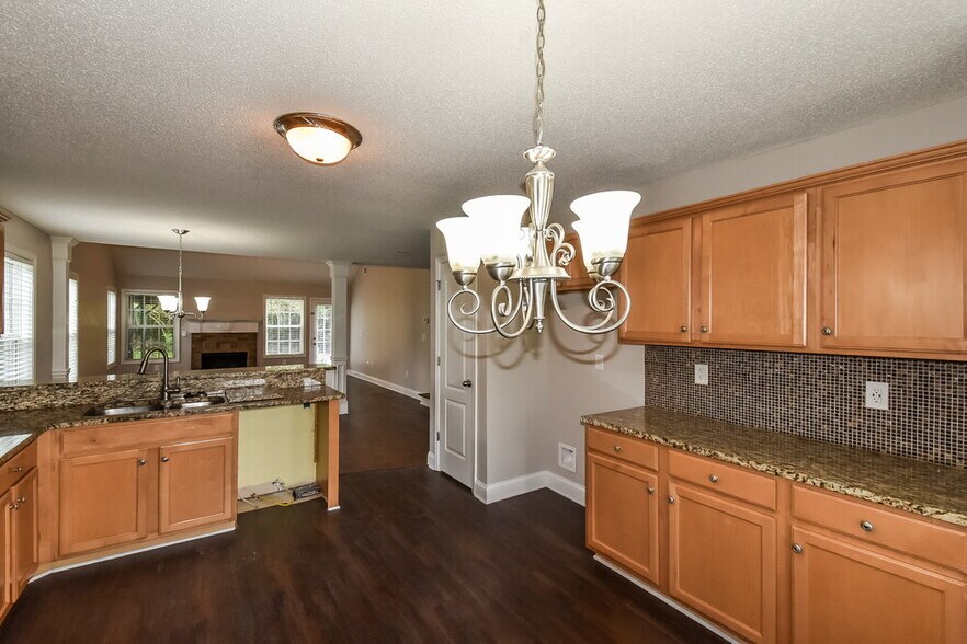 Building Photo - 709 Williamsburg Ct
