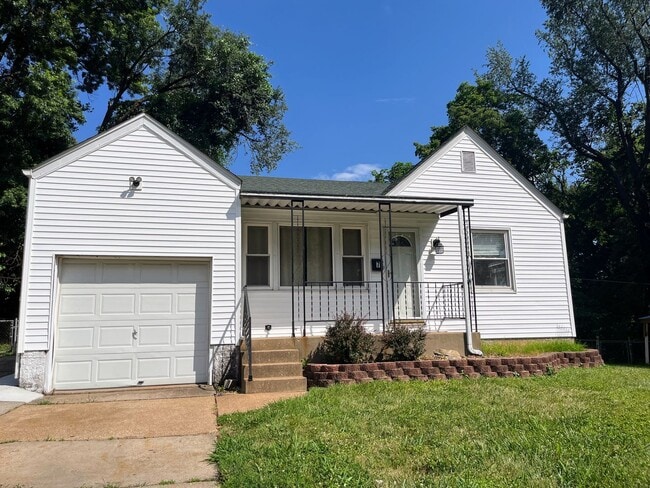 Primary Photo - -Move-In Special- Charming 2 bedroom home,...