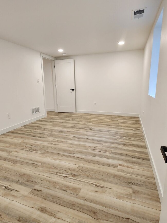 Building Photo - Completely renovated Ranch Style home in E...