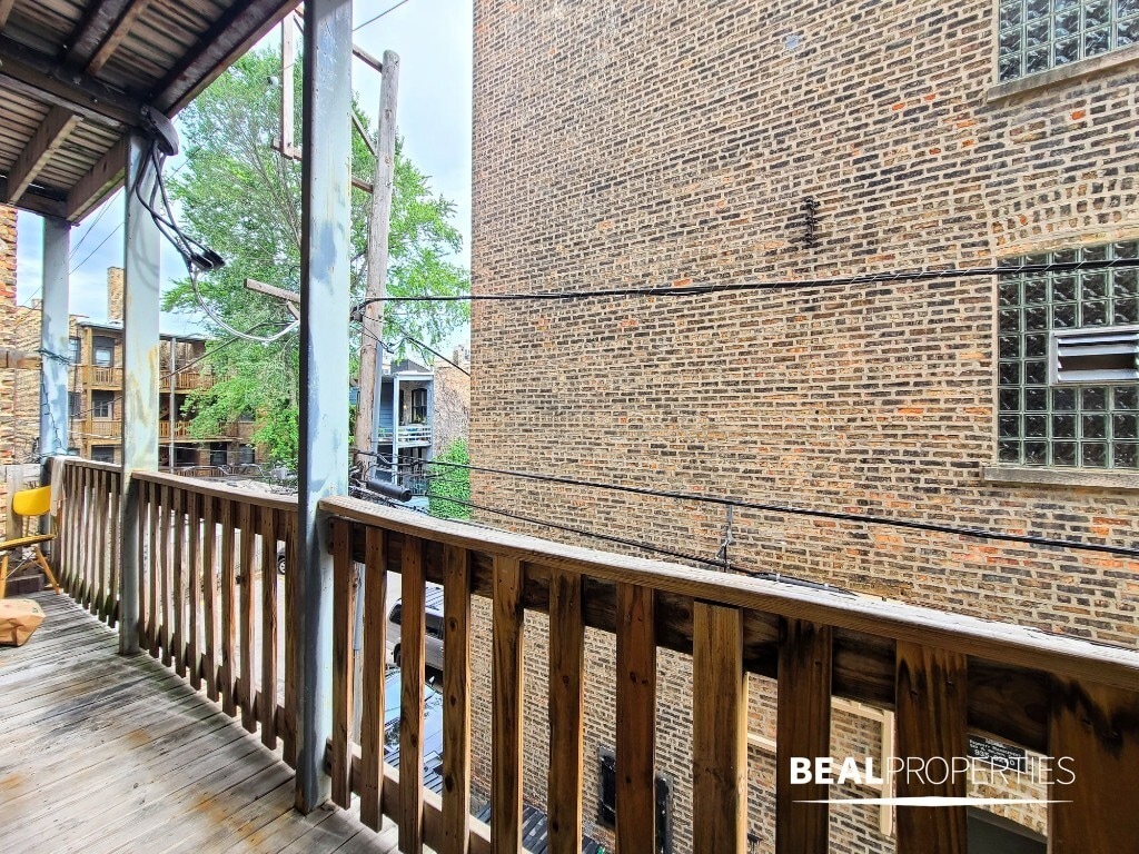 Building Photo - 627 W Oakdale Ave