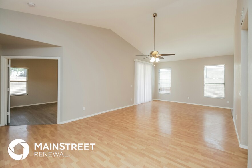 Building Photo - 588 E Devon Dr