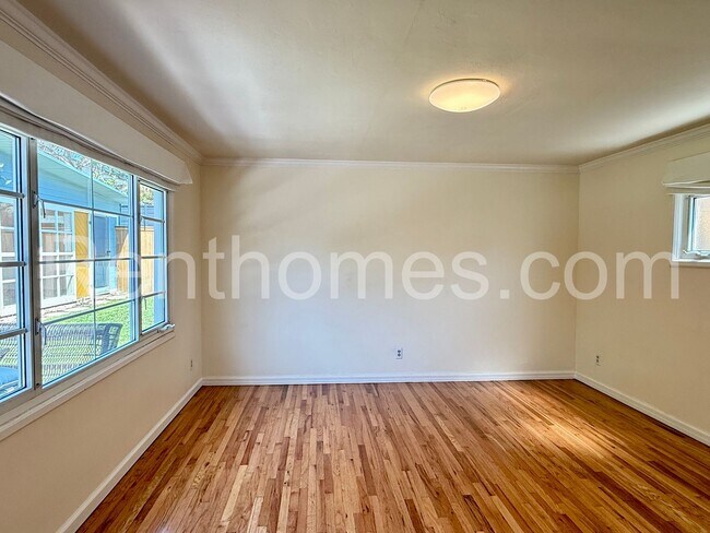 Building Photo - 2676 Narcissus Dr